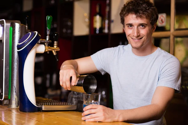 Camarero preparando coktails en un pub — Foto de Stock