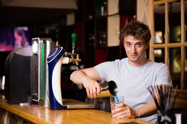 Barman préparant des queues de coq dans un pub — Photo