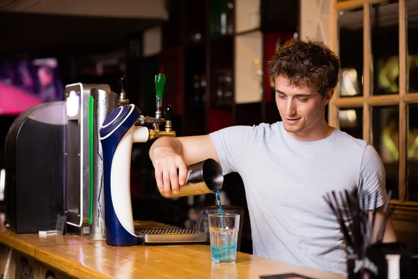 Barman préparant des queues de coq dans un pub — Photo