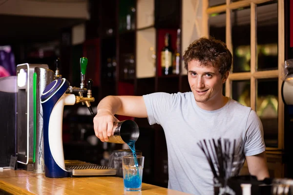 Barmen coktails bir barda hazırlanıyor — Stok fotoğraf