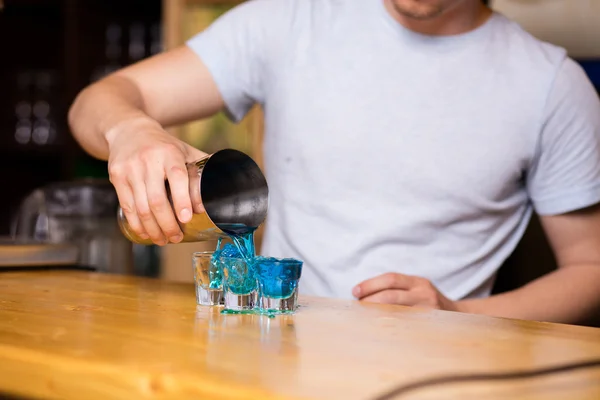 Barkeeper bereitet Coktails in einer Kneipe zu — Stockfoto