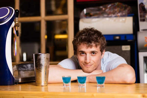 Camarero preparando coktails en un pub — Foto de Stock