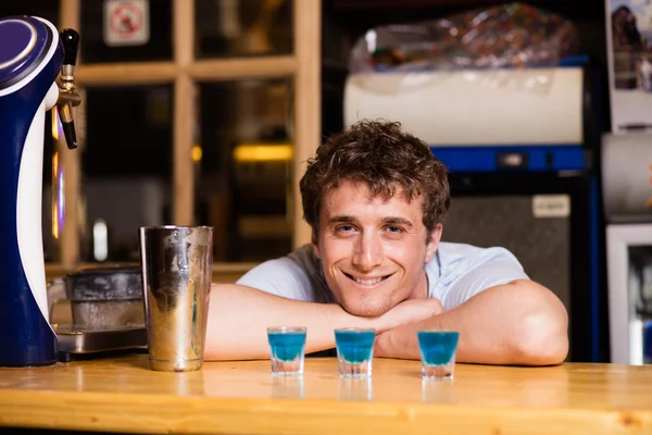 Barman preparando coquetéis em um pub — Fotografia de Stock