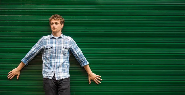 Young blonde man casual dressed standing against green backgroun — Stock Photo, Image