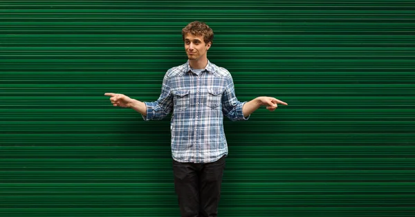 Young blonde man casual dressed standing against green backgroun — Stock Photo, Image