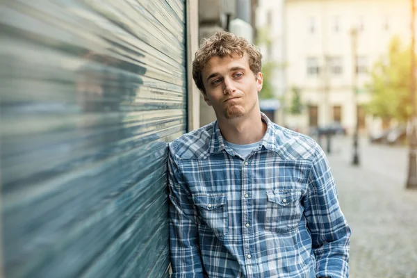 Giovane uomo in camicia a scacchi in piedi fuori — Foto Stock