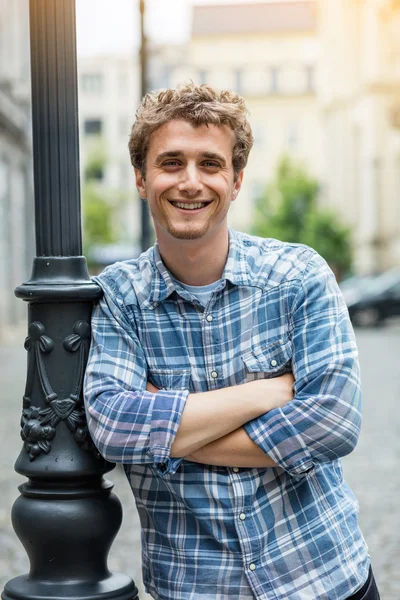 Giovane uomo in camicia a scacchi in piedi fuori — Foto Stock