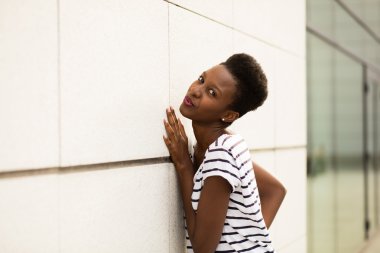 Gülümseyen genç siyah kadın