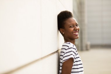 Gülümseyen genç siyah kadın