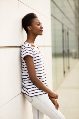 Gülümseyen genç siyah kadın