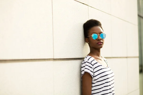 Giovane donna nera con occhiali da sole — Foto Stock