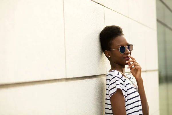 Jovem mulher negra com óculos de sol — Fotografia de Stock