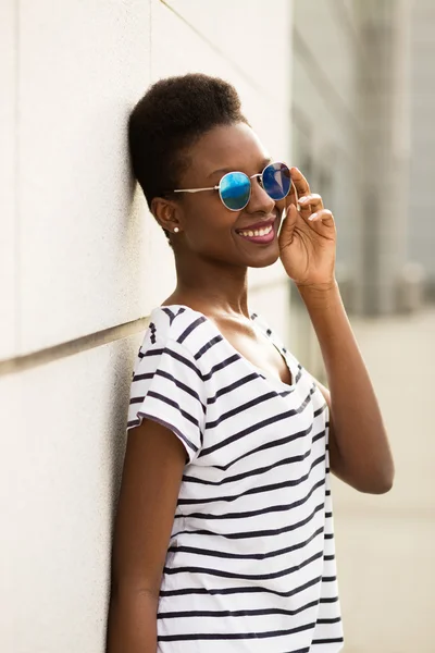Joven mujer negra con gafas de sol — Foto de Stock