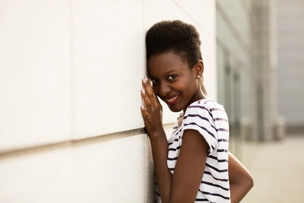 Sorridente giovane donna nera — Foto Stock