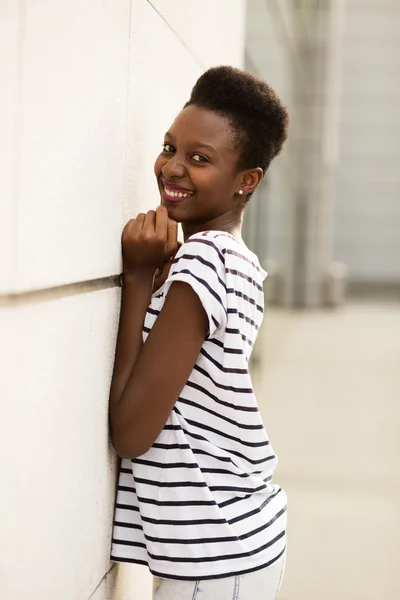 Sorrindo Jovem Mulher Negra — Fotografia de Stock