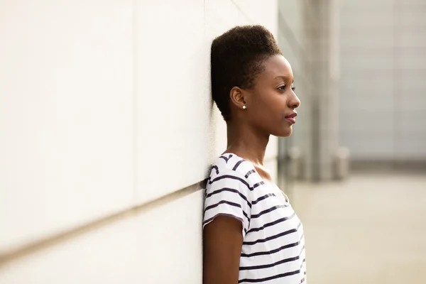 Sonriente joven negro mujer — Foto de Stock