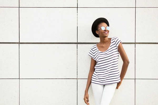 Jovem menina negra moderna — Fotografia de Stock