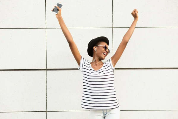 Moderno joven negro chica escuchar música — Foto de Stock