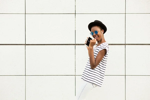 Moderno joven negro chica escuchar música — Foto de Stock