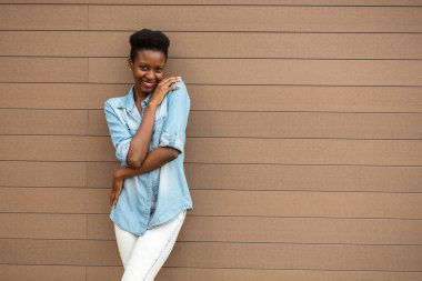 ahşap arka plan üzerinde siyah kadın