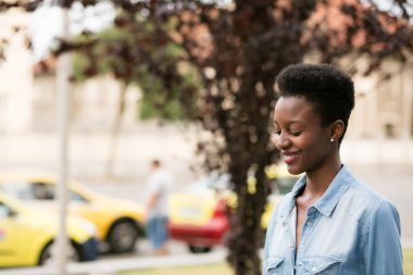 Sokaktaki genç ve havalı siyah kız