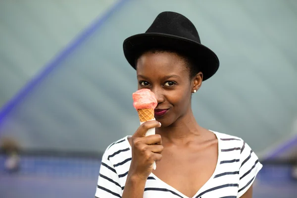 アイスクリームを食べる若い黒人女性 — ストック写真