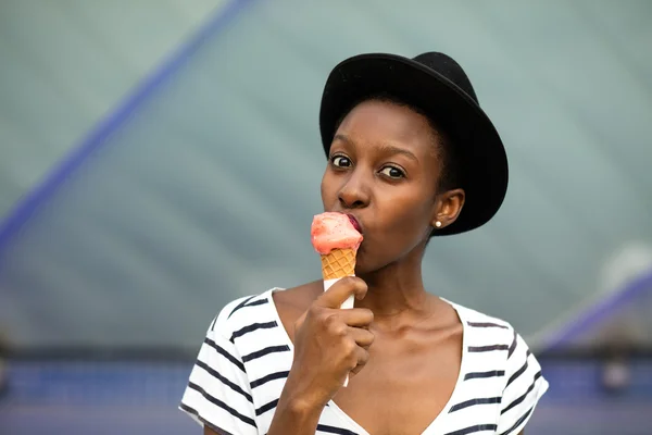 Jovem mulher negra comer gelado — Fotografia de Stock