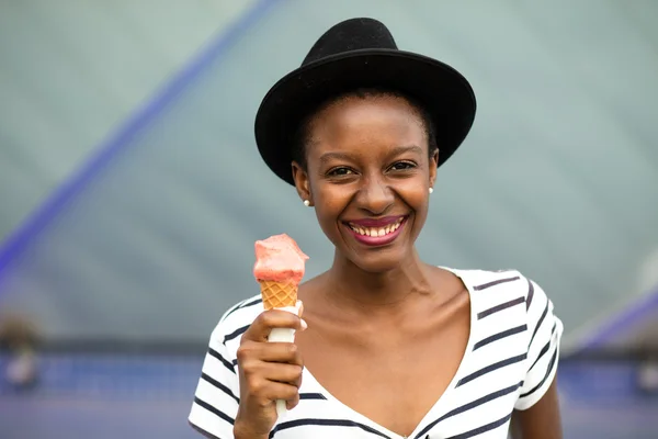 Jovem mulher negra comer gelado — Fotografia de Stock