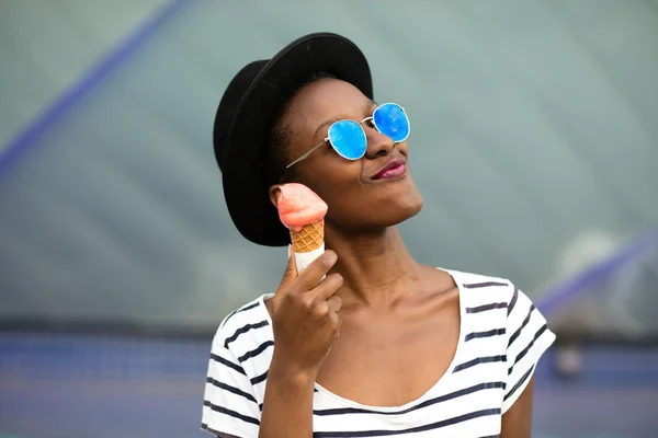 Joven mujer negra comiendo helado — Foto de Stock