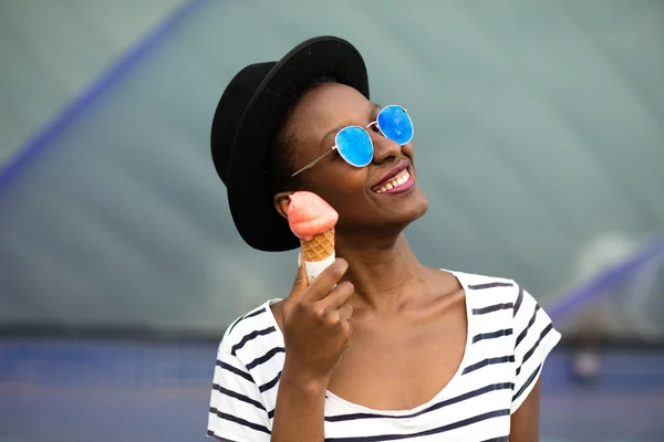 Joven mujer negra comiendo helado — Foto de Stock