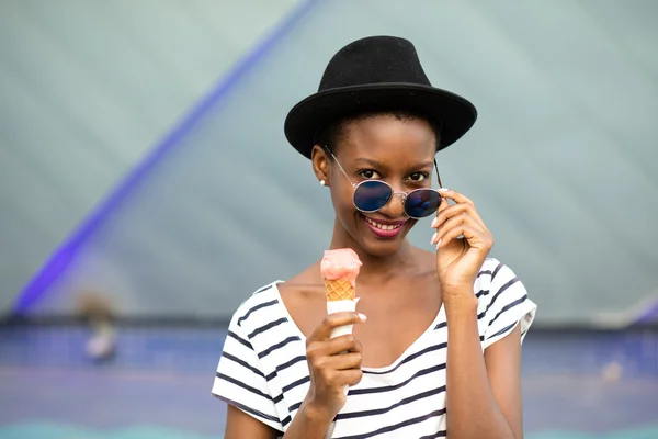 Joven mujer negra comiendo helado — Foto de Stock