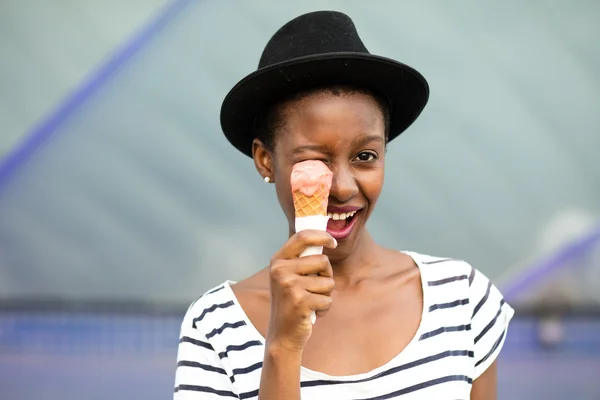 Jovem mulher negra comer gelado — Fotografia de Stock