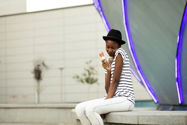 Jovem mulher negra comer gelado — Fotografia de Stock