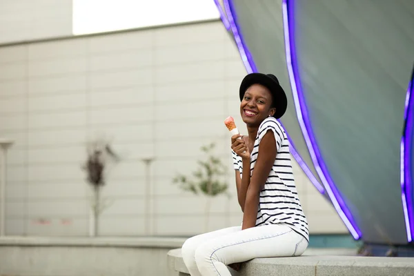 Jovem mulher negra comer gelado — Fotografia de Stock