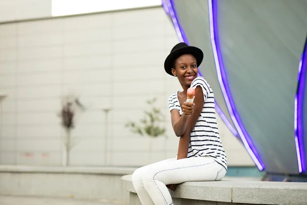 Jovem mulher negra comer gelado — Fotografia de Stock