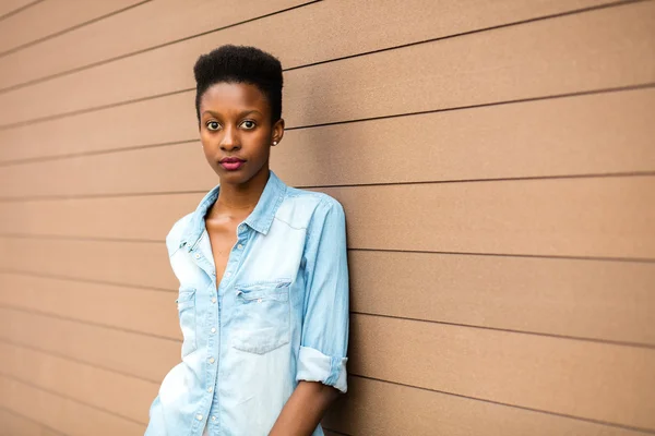 Mujer negra sobre un fondo de madera — Foto de Stock