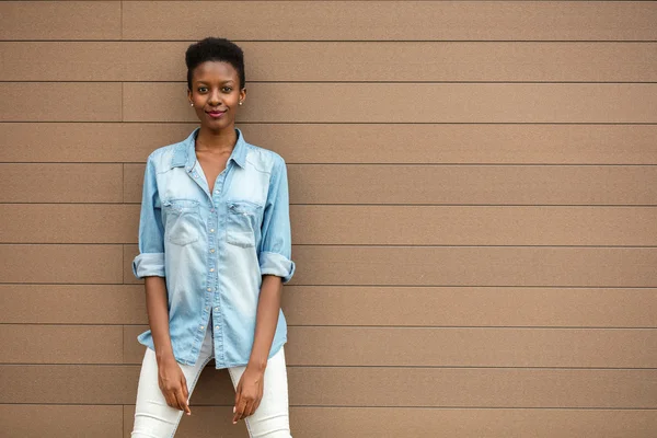 Femme noire sur un fond en bois — Photo