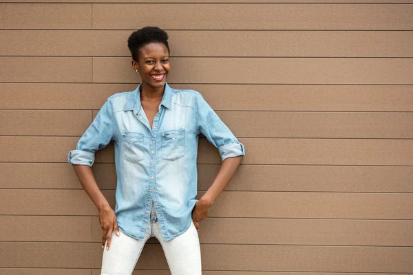 Mujer negra sobre un fondo de madera — Foto de Stock