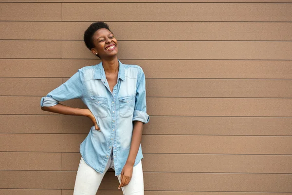 Mujer negra sobre un fondo de madera — Foto de Stock