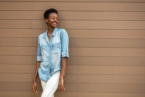 Mujer negra sobre un fondo de madera — Foto de Stock