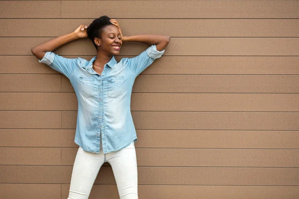 Mujer negra sobre un fondo de madera — Foto de Stock