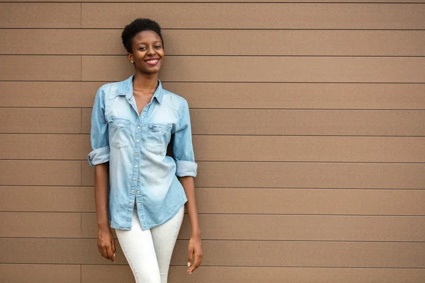 Mujer negra sobre un fondo de madera — Foto de Stock