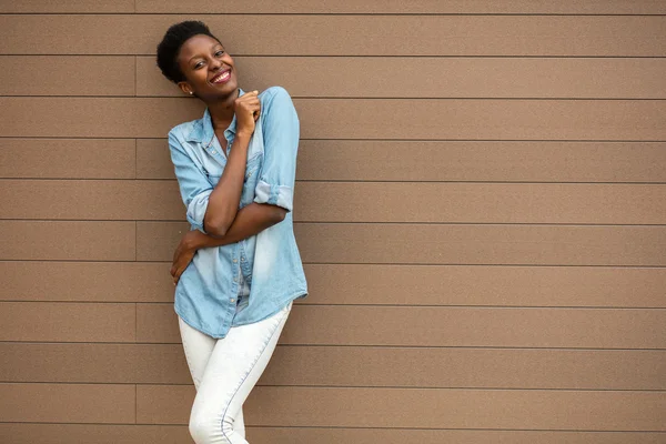 Mujer negra sobre un fondo de madera — Foto de Stock