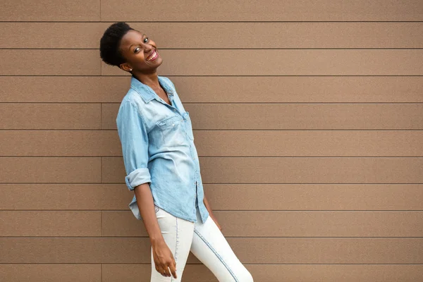 Mujer negra sobre un fondo de madera — Foto de Stock