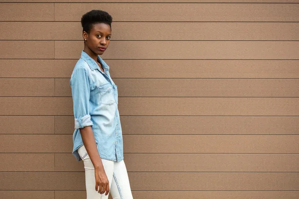 Femme noire sur un fond en bois — Photo