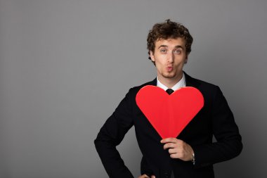 bir kalp elinde tutan shuit yakışıklı adam