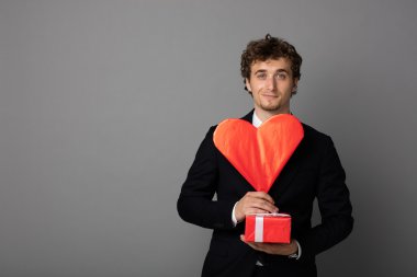 bir kalp elinde tutan shuit yakışıklı adam