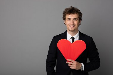 bir kalp elinde tutan shuit yakışıklı adam