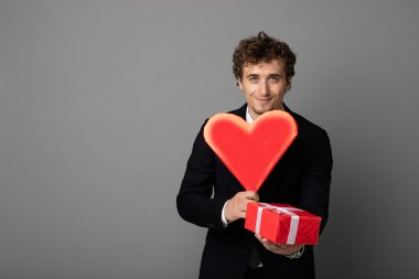 bir kalp elinde tutan shuit yakışıklı adam