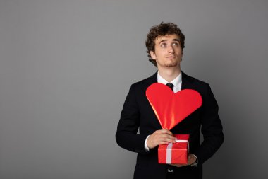 bir kalp elinde tutan shuit yakışıklı adam